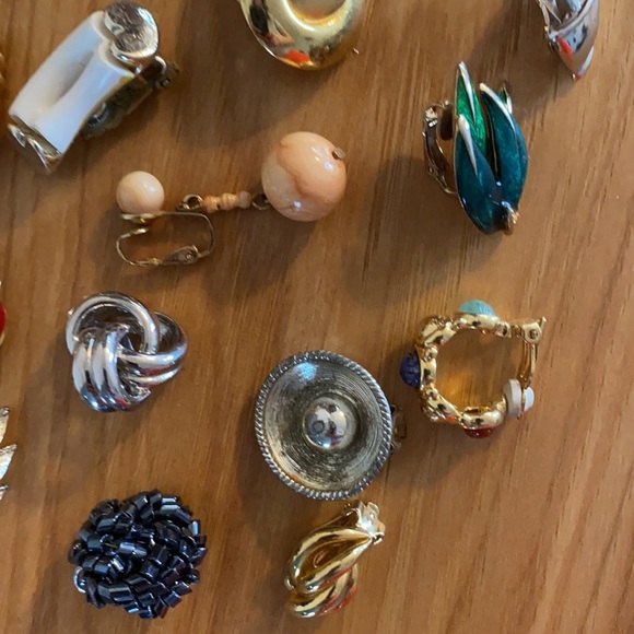 Lot of 24 vintage single clip on earrings - Picture 6 of 8